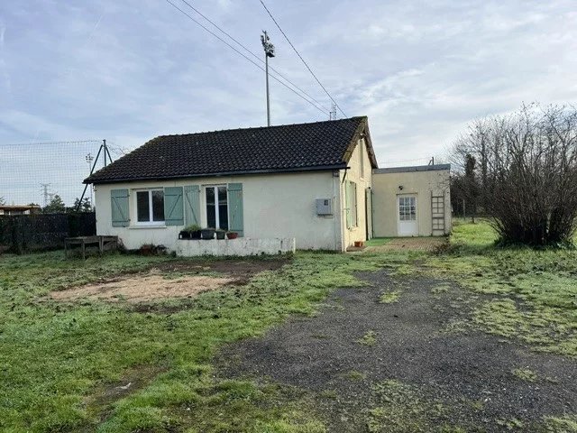 Spacious 4 Bed bungalow in town centre on a large plot, Poitou-Charentes – France – BVI75804