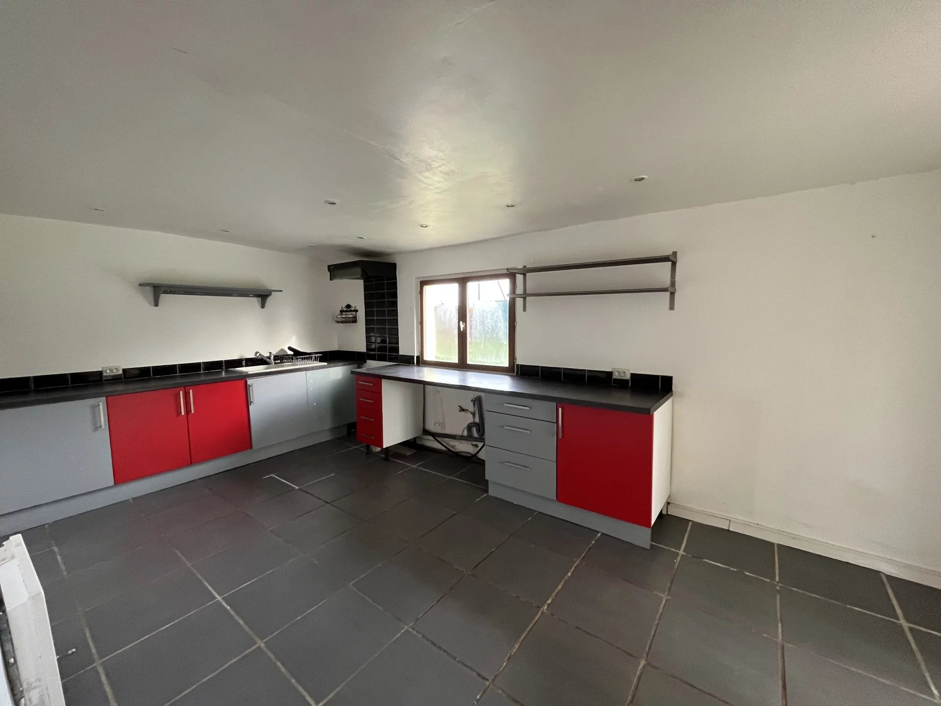 Spacious 4 Bed bungalow in town centre on a large plot, Poitou-Charentes – France – BVI75804