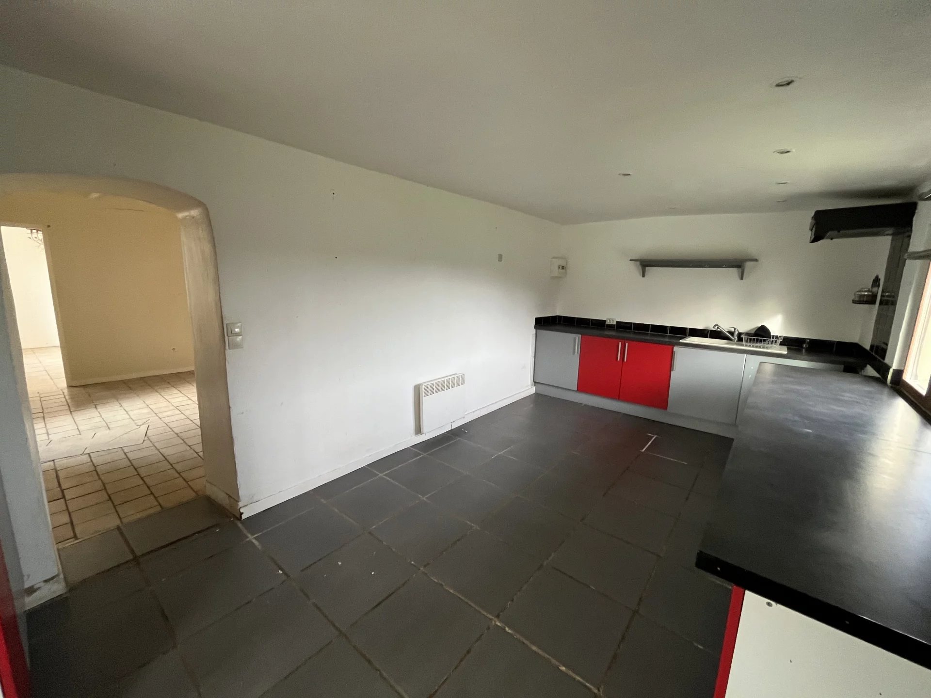 Spacious 4 Bed bungalow in town centre on a large plot, Poitou-Charentes – France – BVI75804