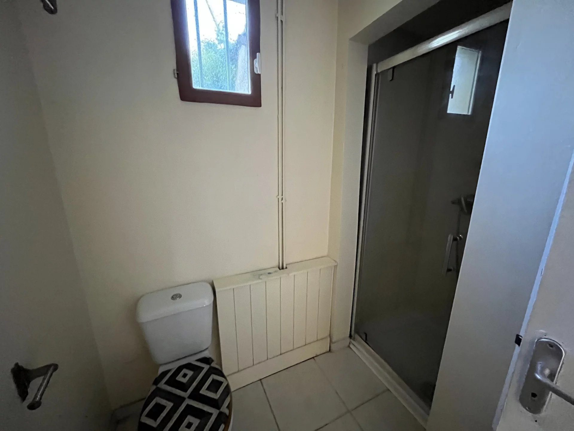 Spacious 4 Bed bungalow in town centre on a large plot, Poitou-Charentes – France – BVI75804