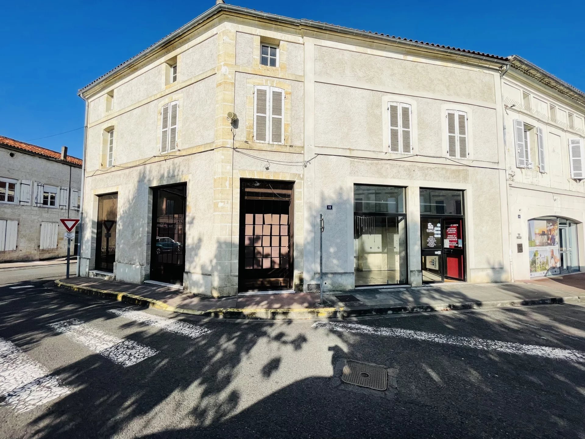 Town house with Commerical Premises, Poitou-Charentes – France – BVI76958