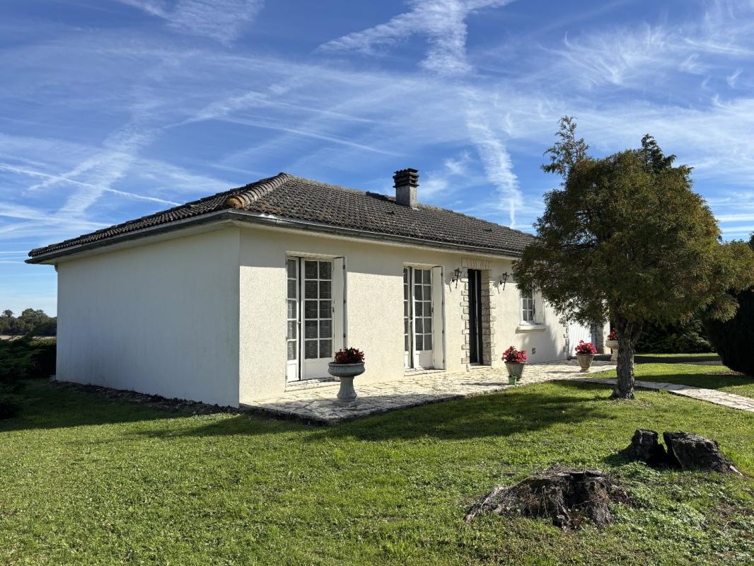 3 bedroom maison individuelle in La Magdeleine, Charente, France