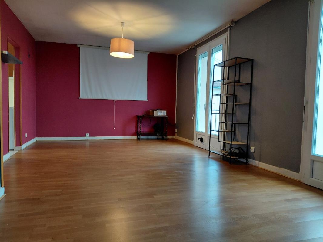 4 bedroom maison in Pleaux, Cantal, France