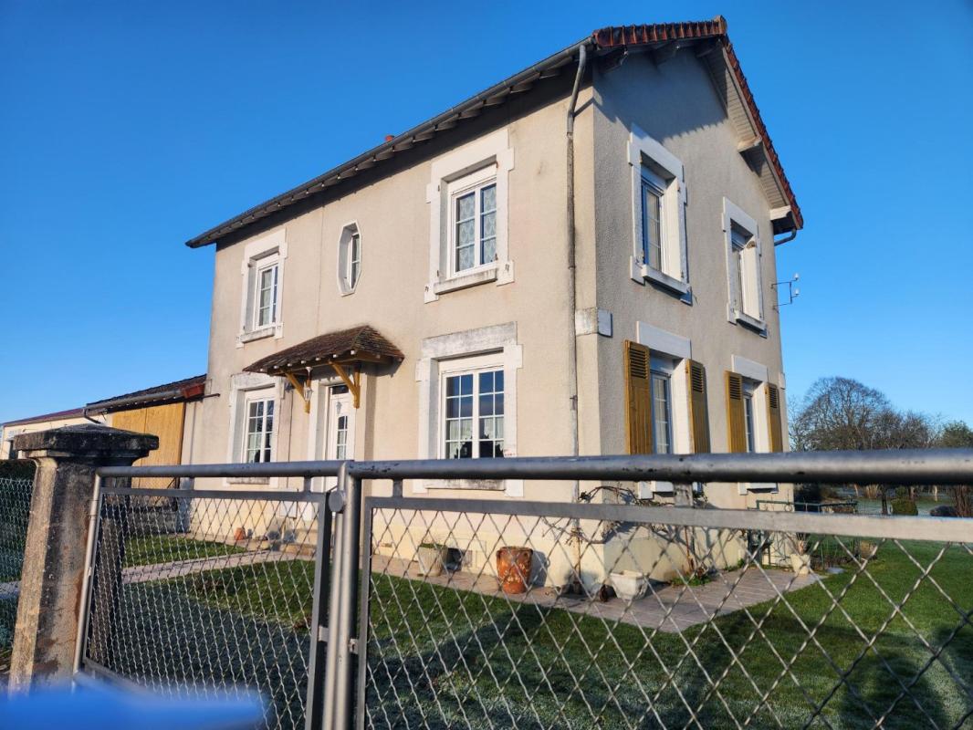 3 bedroom maison in Mezieres Sur Issoire, Haute-Vienne, France