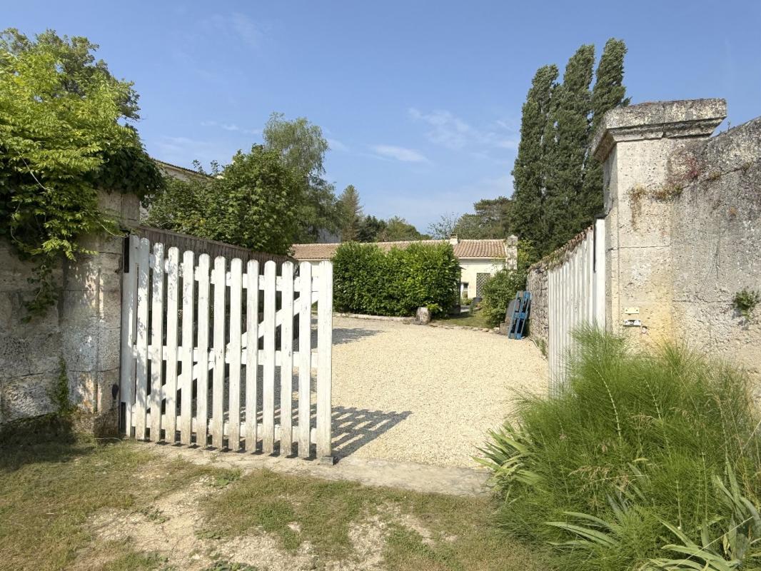 5 bedroom maison in Vouzan, Charente, France