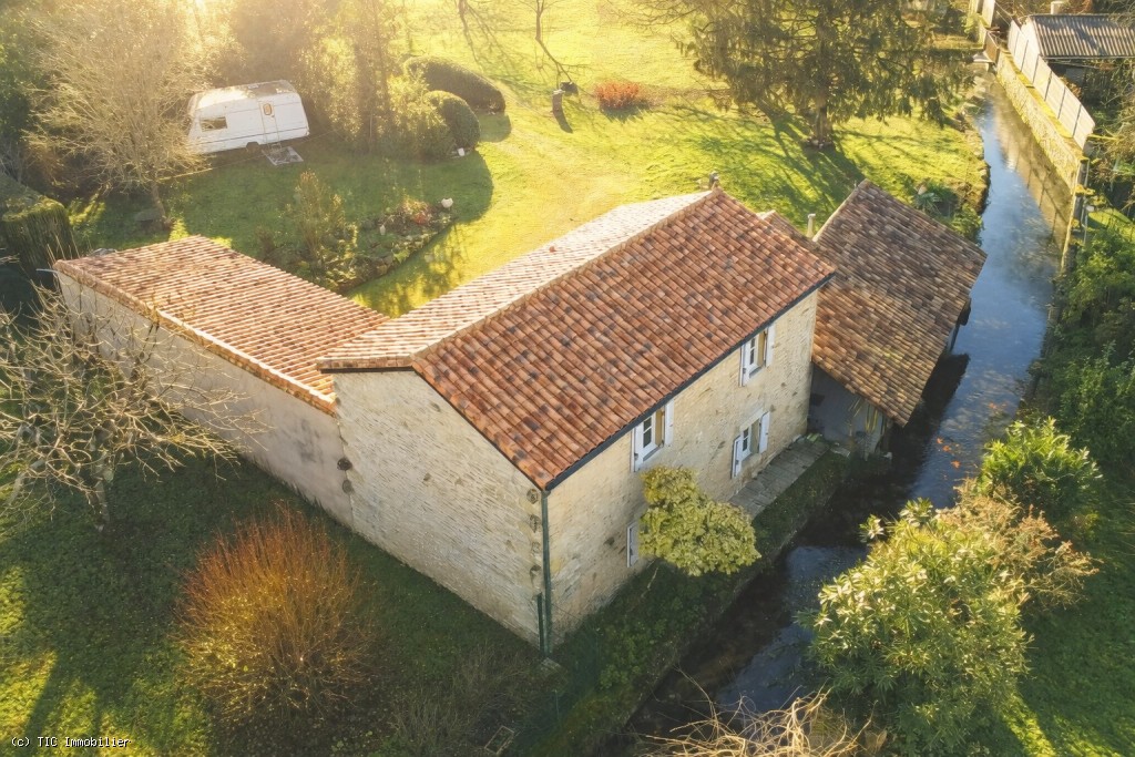 2 bedroom House in Ruffec, France – r7410