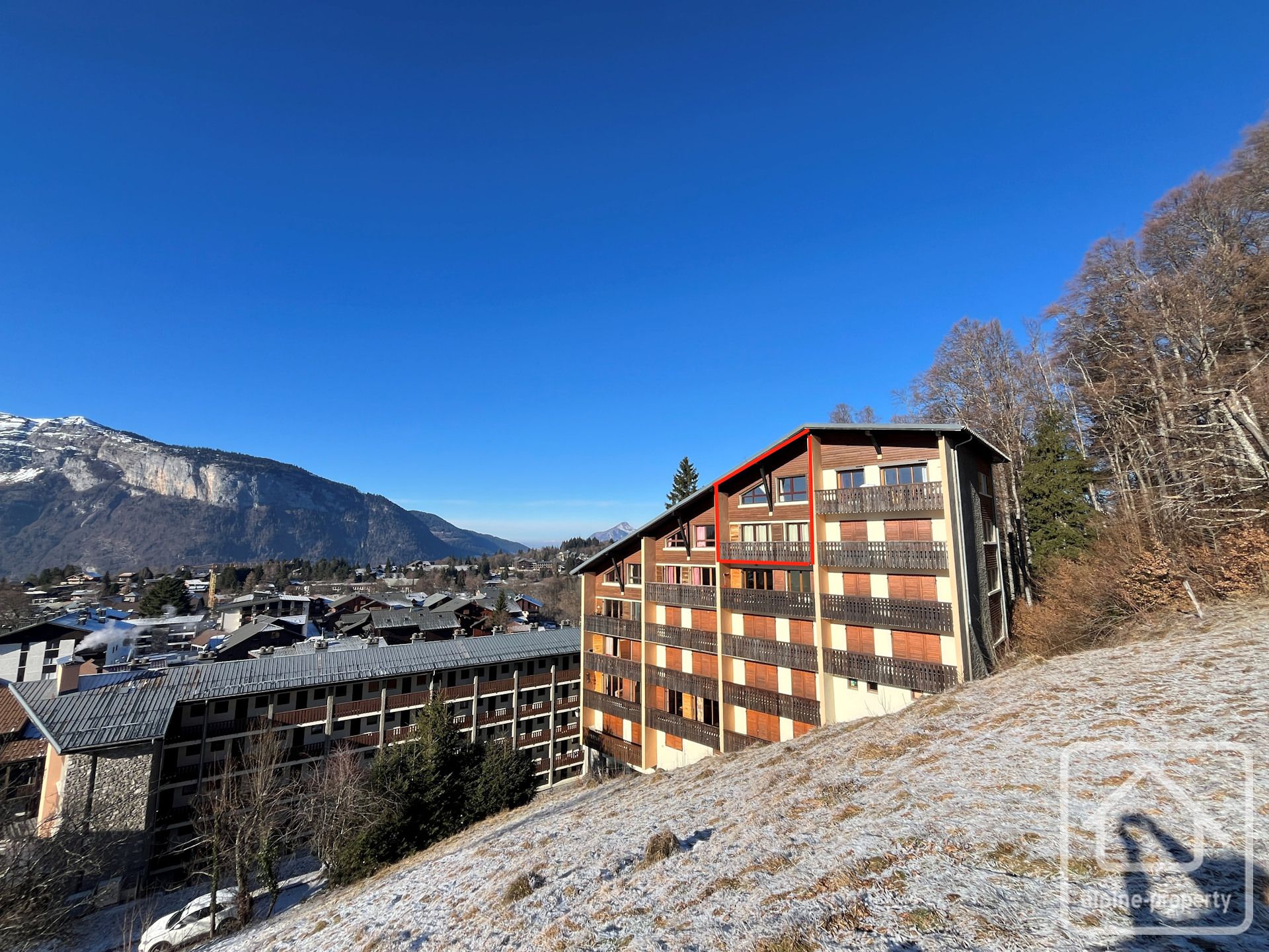 A Splendid Renovated Duplex With 3 Bedrooms And A Mountain Sleeping Area, Offering Breathtaking Views In The Heart Of Les Carroz. – GRANDVANS
