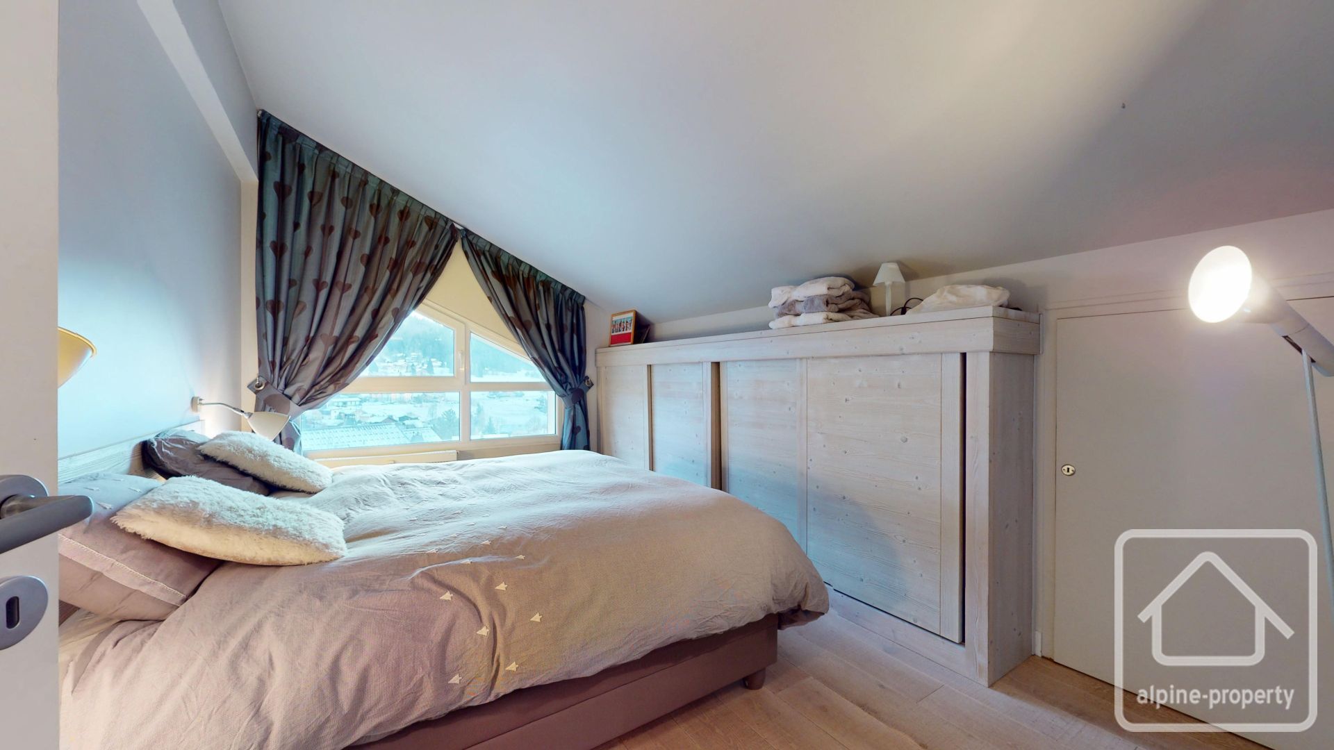 A Splendid Renovated Duplex With 3 Bedrooms And A Mountain Sleeping Area, Offering Breathtaking Views In The Heart Of Les Carroz. – GRANDVANS