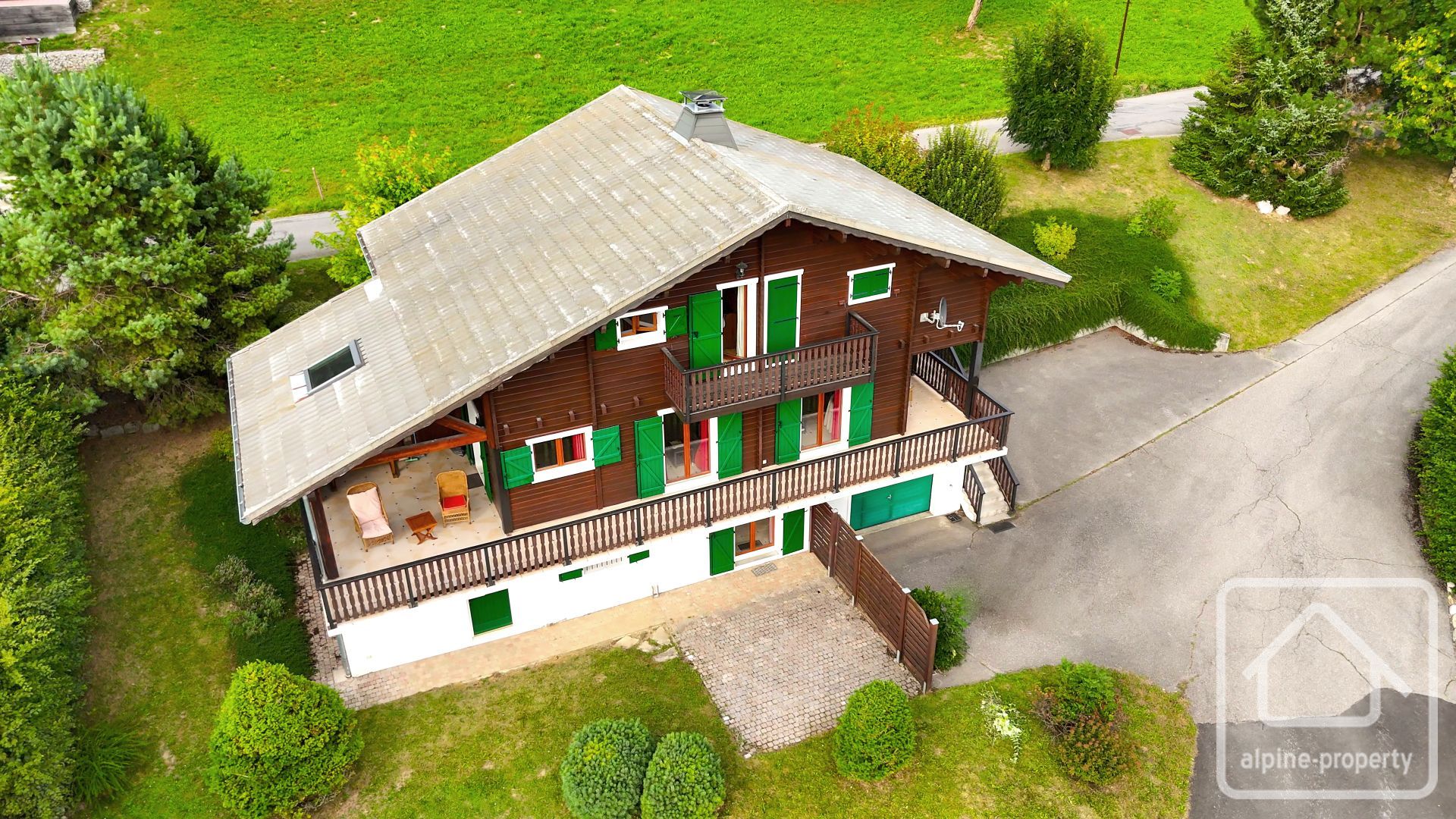 A Large, Modern Chalet With Stunning Views. – MIRADOR