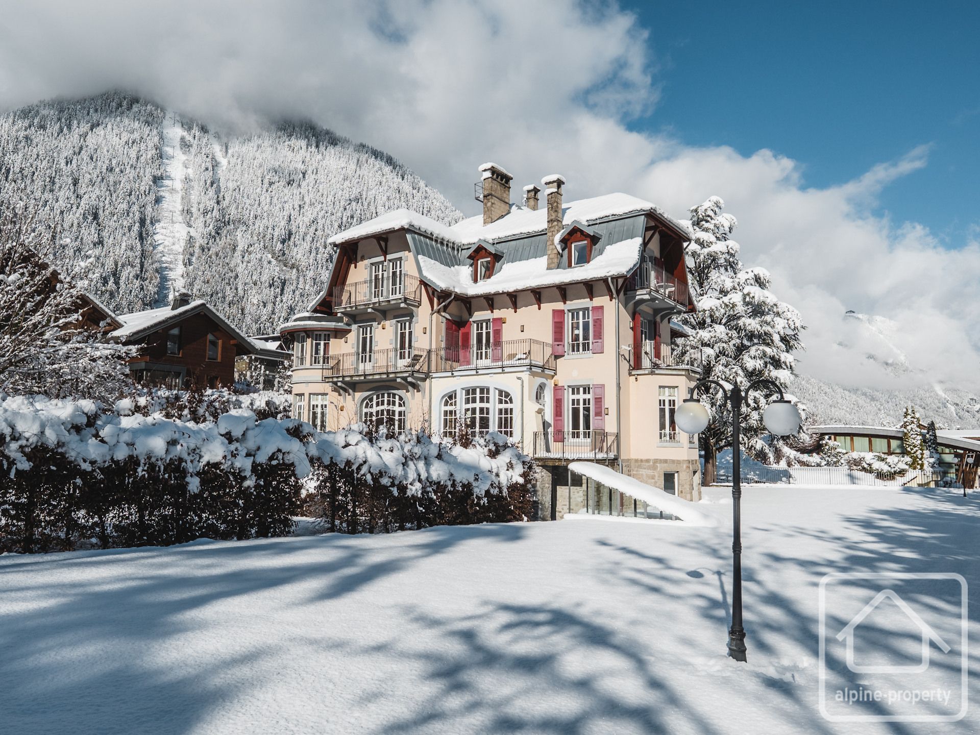 Three Bedroom Apartment In A Historic Art Nouveau Villa With Mont Blanc Views And Parking Included. – FLEURY1