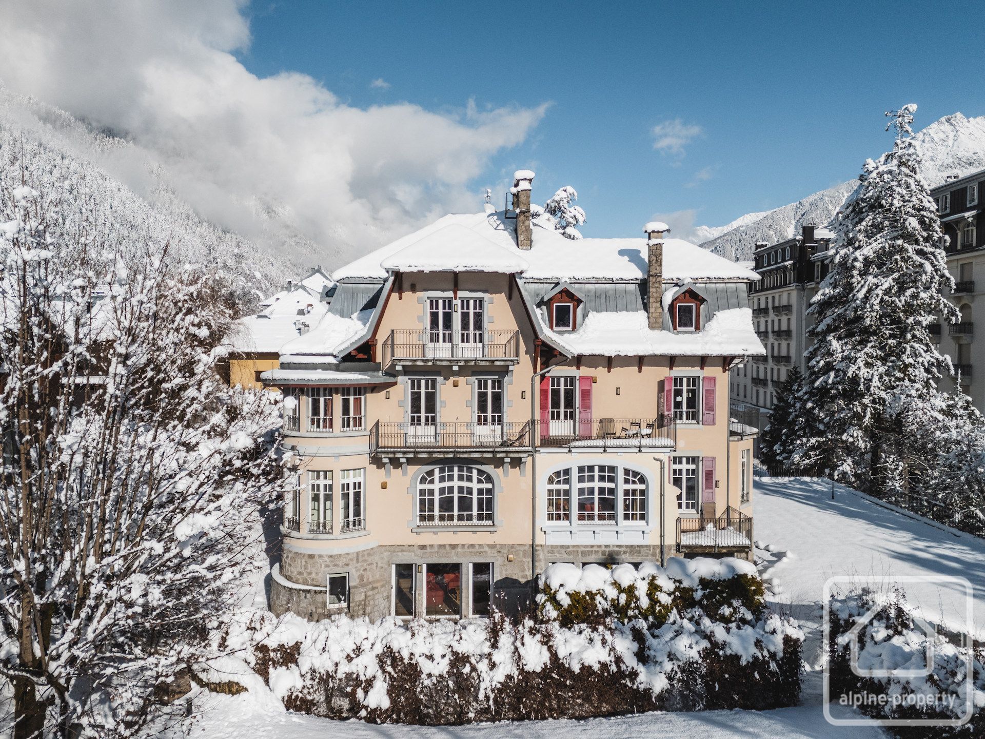 Three Bedroom South-east Apartment With Terrace In A Historic Art Nouveau Villa With Stunning Mont Blanc Views, With Private Parking Space. – FLEURY4