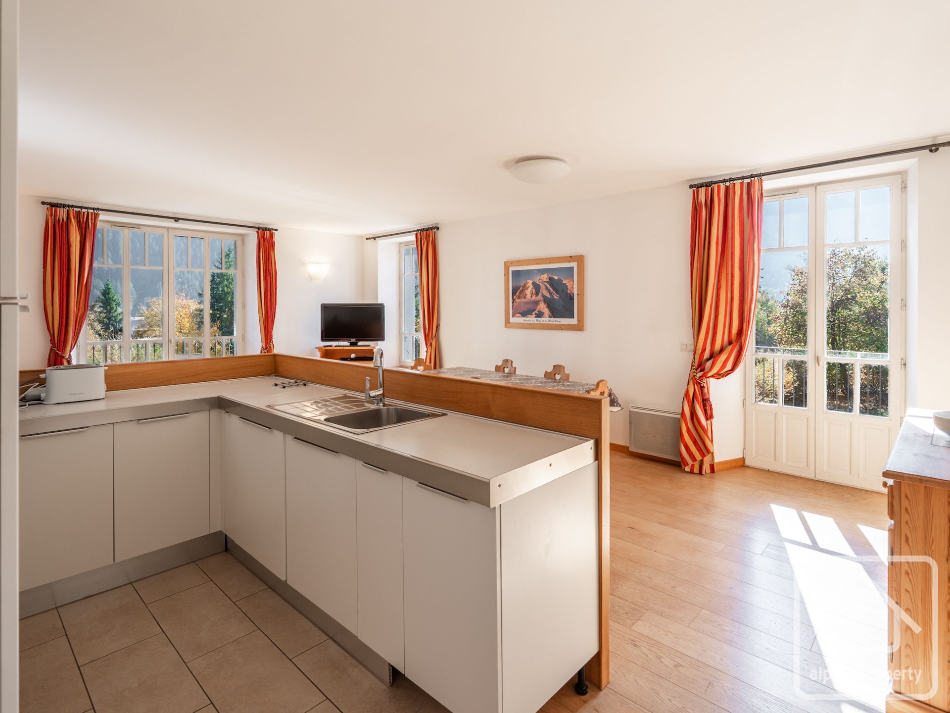 2 Bedroom Apartment With 3 Balconies And Stunning Mont Blanc Views In A Historic Art Nouveau Villa With Parking Included And Option To Purchase Garages. – FLEURY6