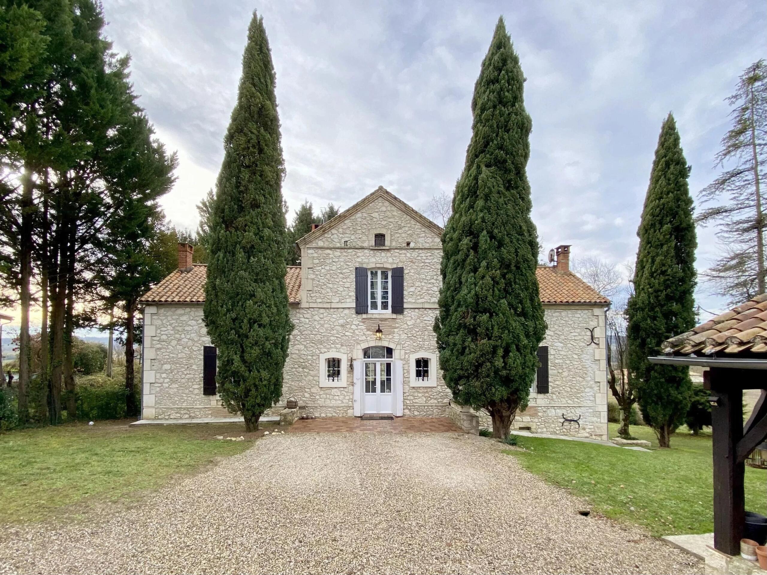 Beautifully-renovated stone home with guest house, heated pool and countryside views, Aquitaine – France – BVI83425