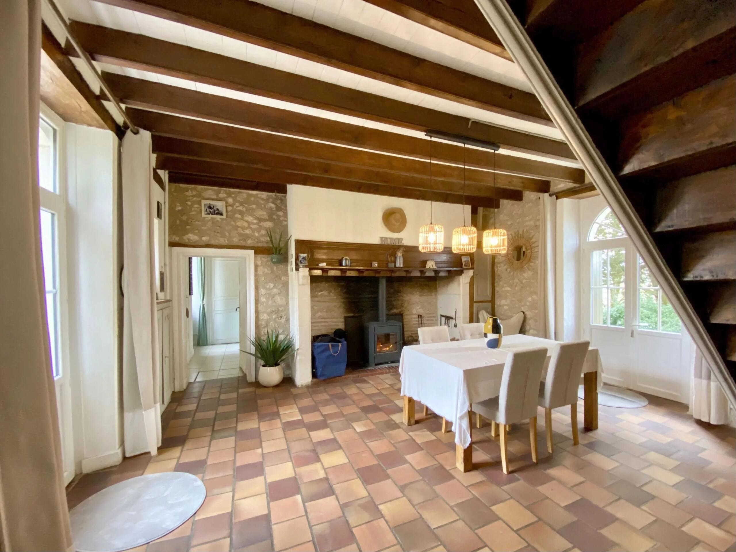 Beautifully-renovated stone home with guest house, heated pool and countryside views, Aquitaine – France – BVI83425