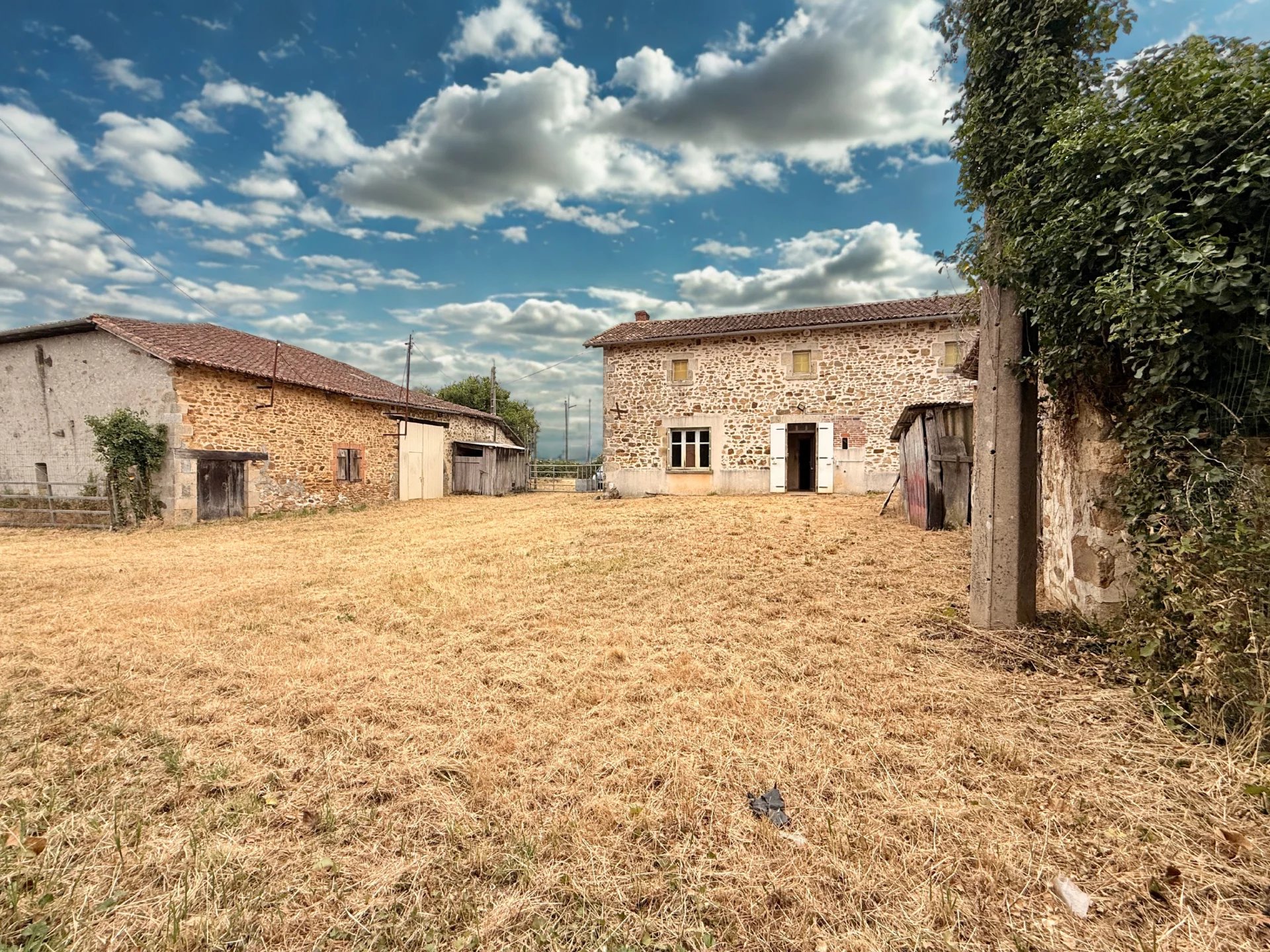 Charming property with barn and potential near Brigueuil, Poitou-Charentes – France – BVI81664