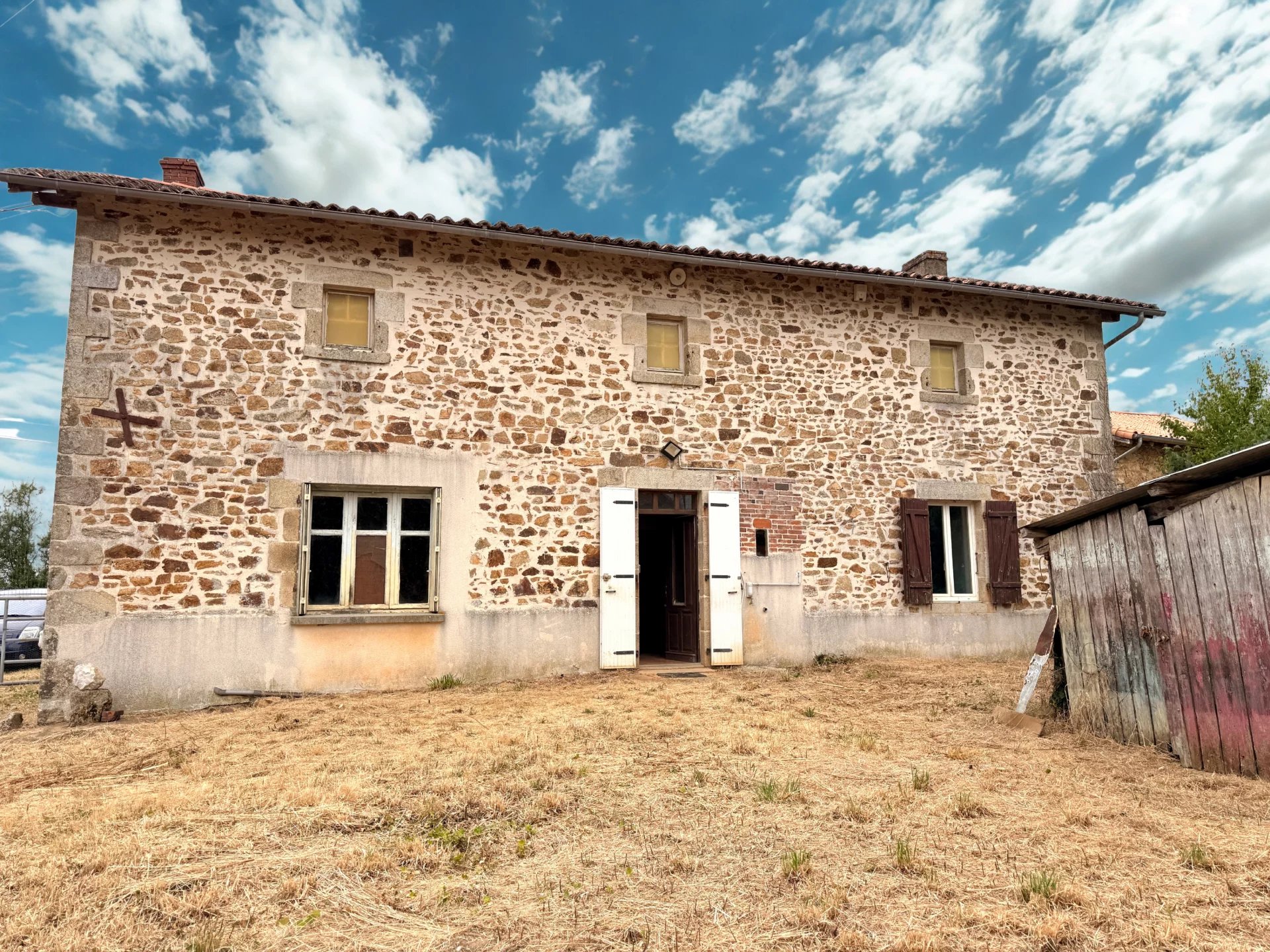 Charming property with barn and potential near Brigueuil, Poitou-Charentes – France – BVI81664