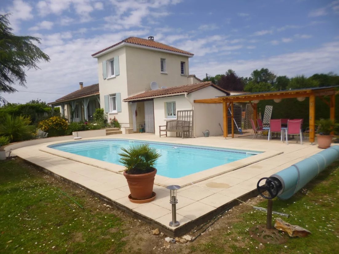 Light-filled, 4/5 bedroom house with pool, secure garden in quiet location, Aquitaine – France – BVI84019