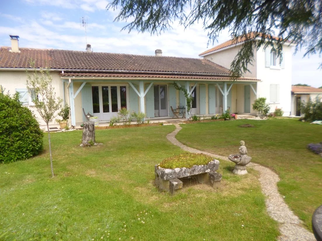 Light-filled, 4/5 bedroom house with pool, secure garden in quiet location, Aquitaine – France – BVI84019