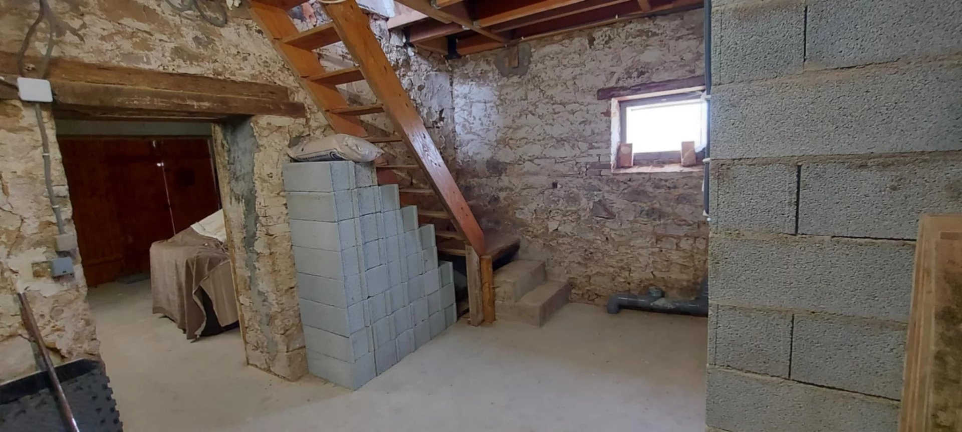 Detached hamlet house close to town, Limousin – France – BVI80014