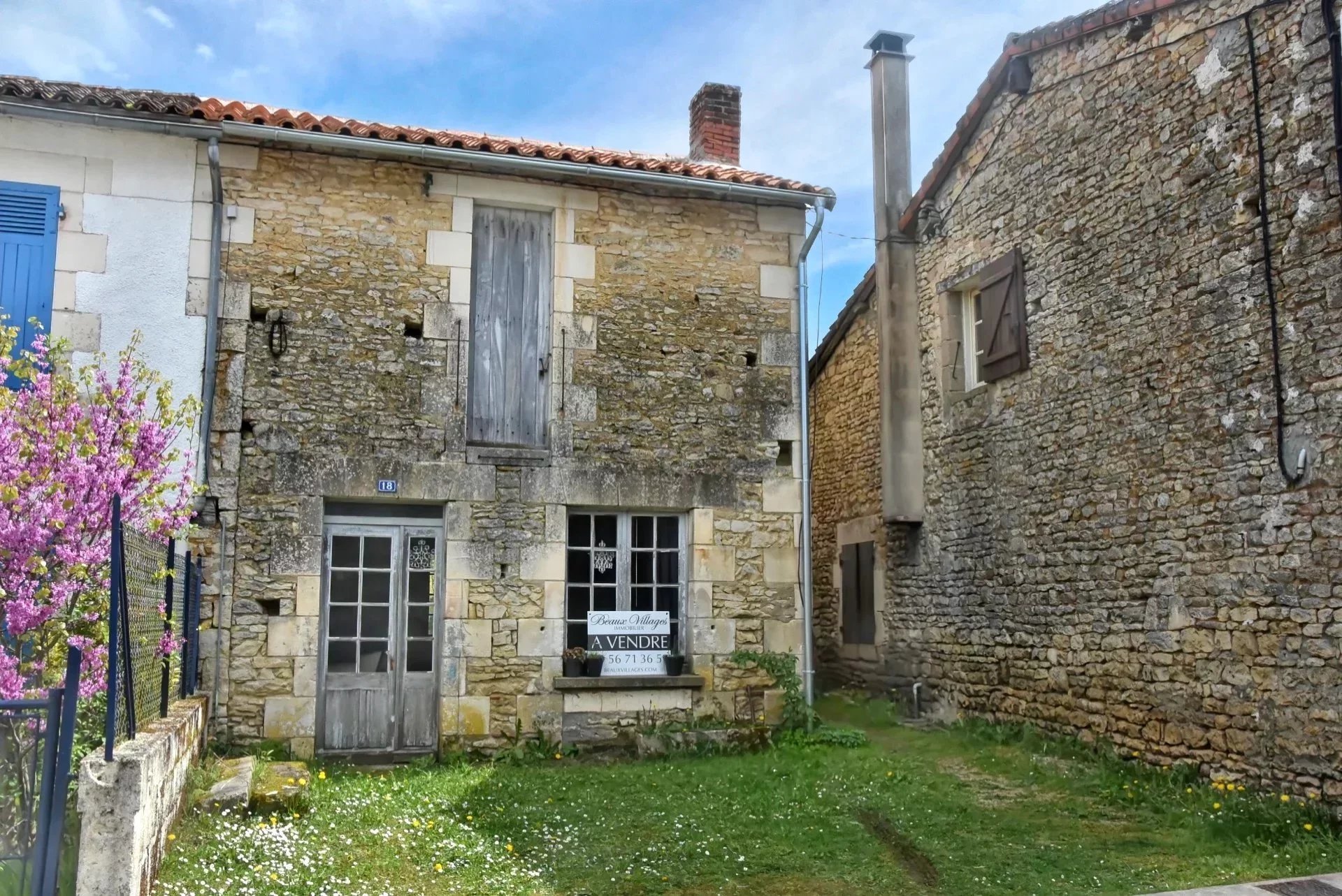 Tiny house to renovate, with large living room, Poitou-Charentes – France – BVI77630