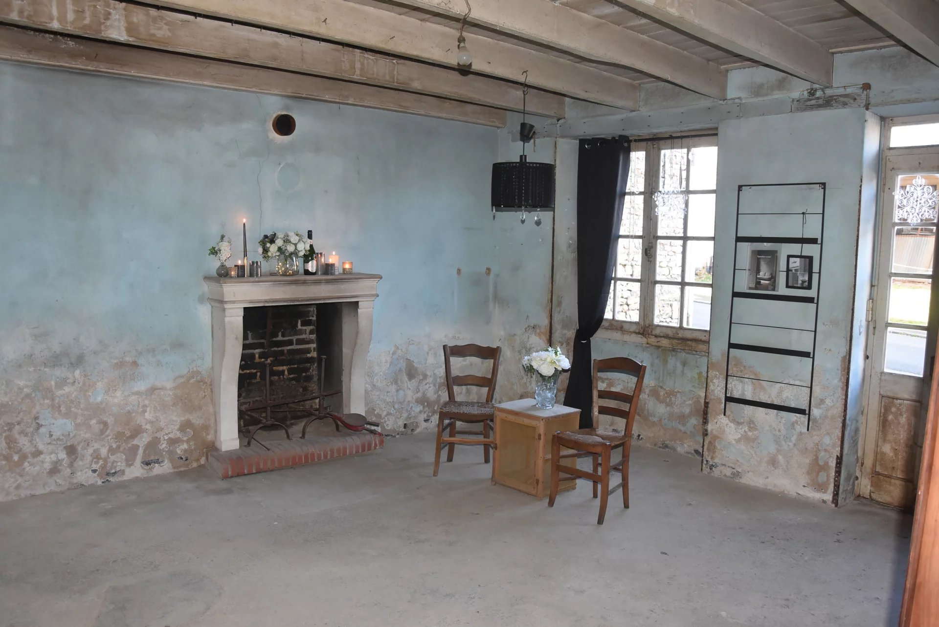 Tiny house to renovate, with large living room, Poitou-Charentes – France – BVI77630