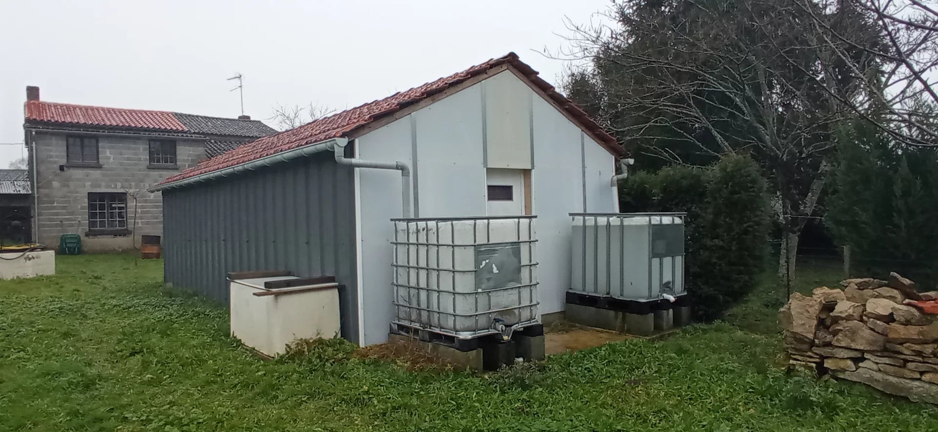 Tiny house to renovate, with large living room, Poitou-Charentes – France – BVI77630