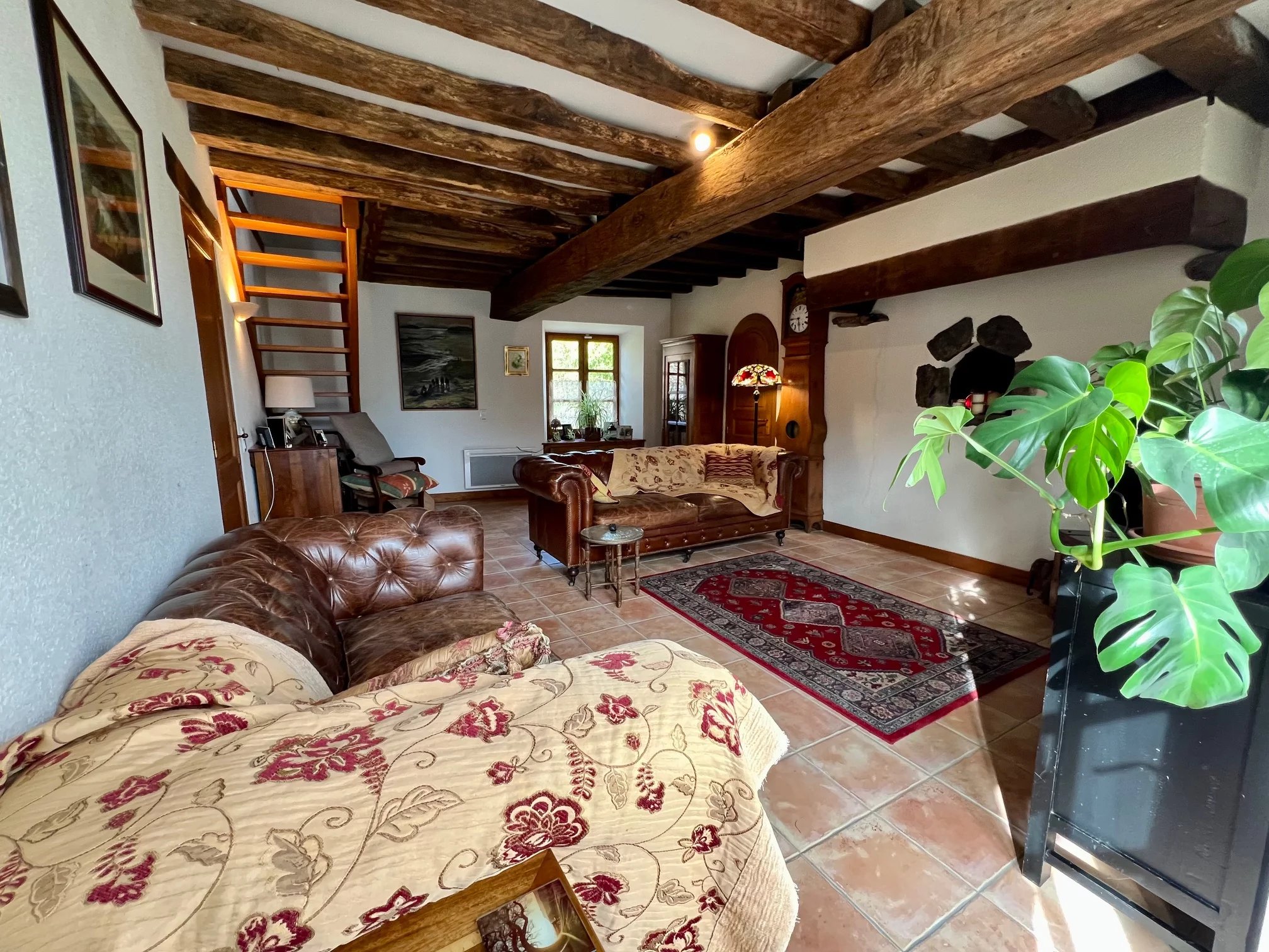 Beautifully-presented 3-bed hamlet property with views, Centre – France – BVI84024