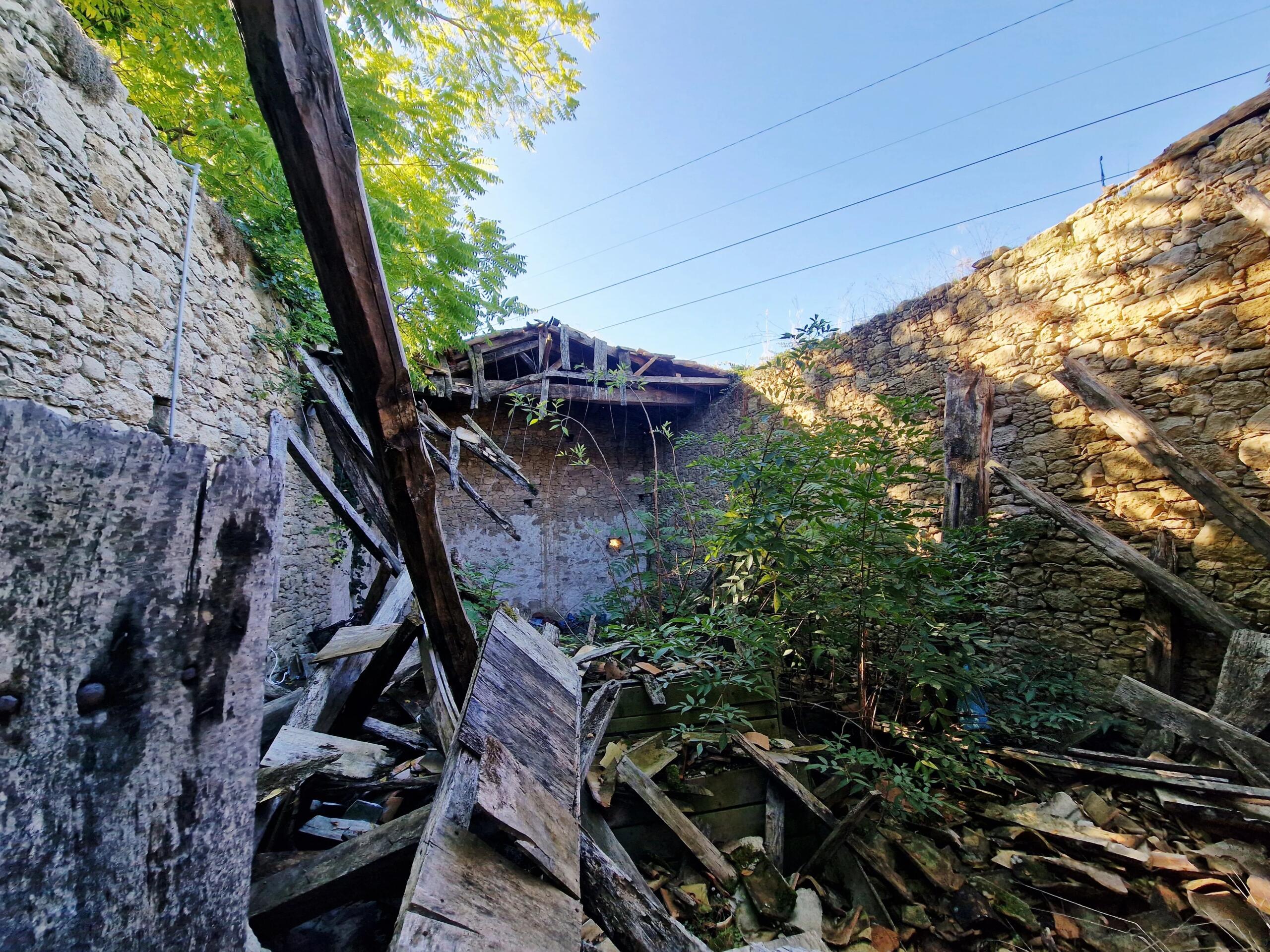 Characterful French Farmhouse with Barns – Major Renovation Opportunity, Aquitaine – France – BVI83272