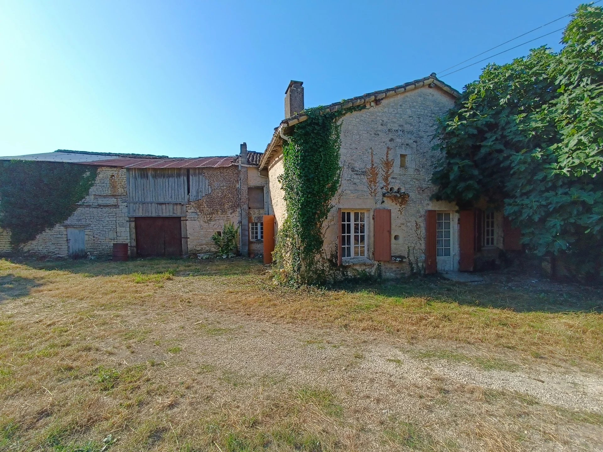 Country house in need of complete renovation, Poitou-Charentes – France – BVI82310