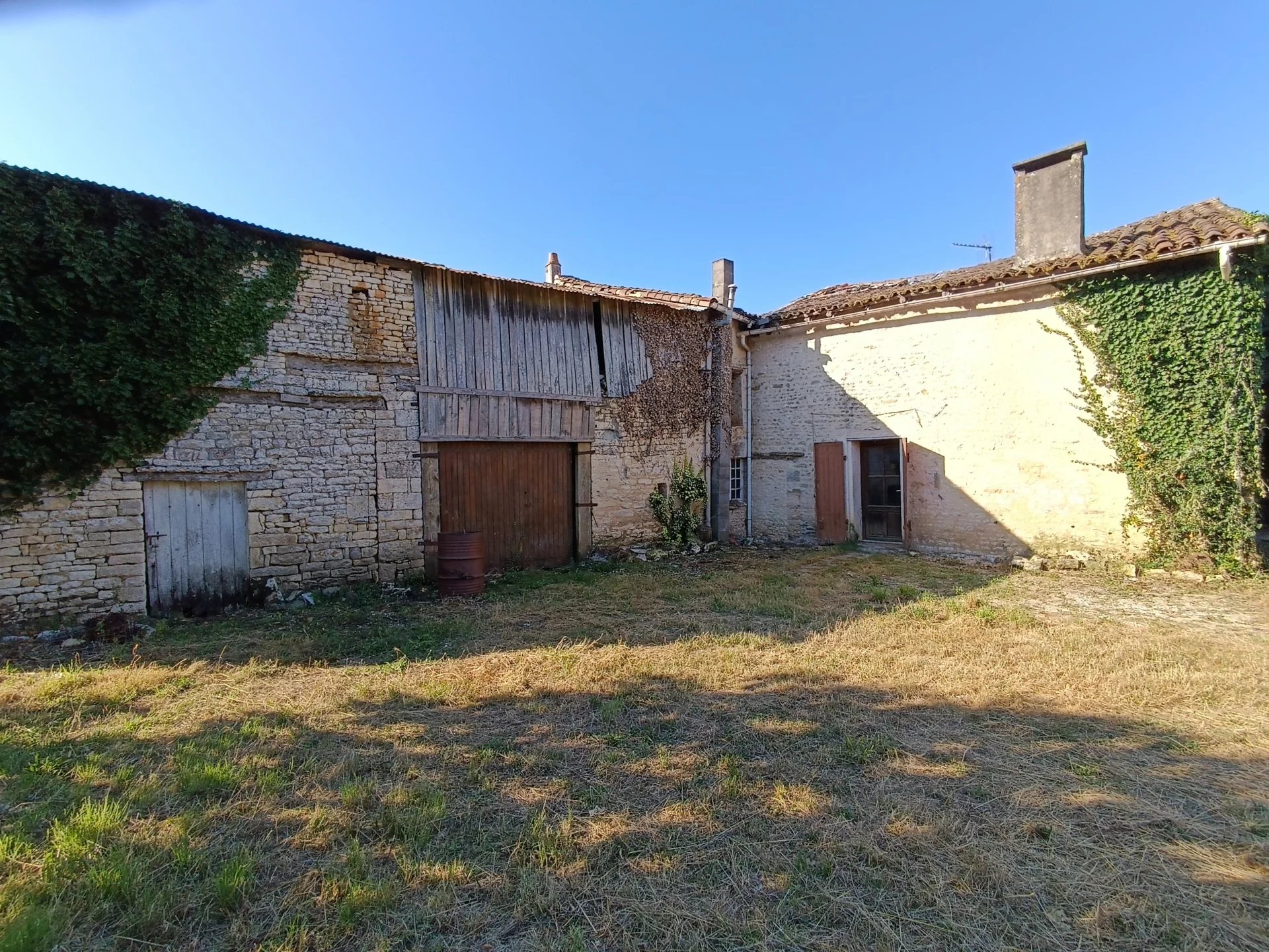 Country house in need of complete renovation, Poitou-Charentes – France – BVI82310