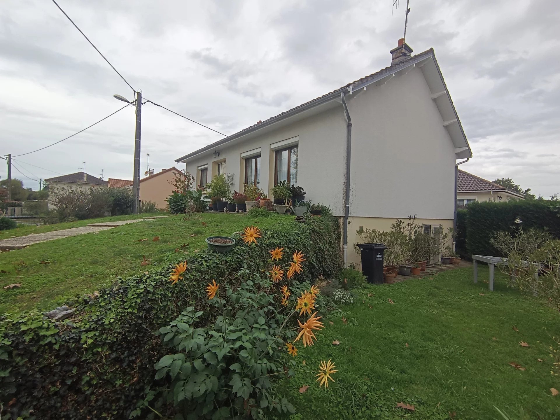 Single-storey house close to shops in perfect condition, Poitou-Charentes – France – BVI67142