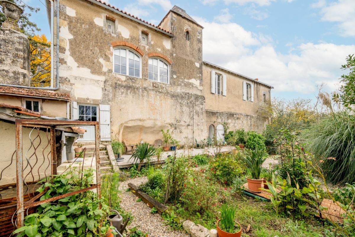 4 bedroom propriete in Ruffec, Charente, France