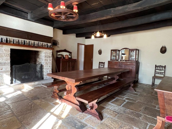 5 bedroom House in Civray, France – r7423