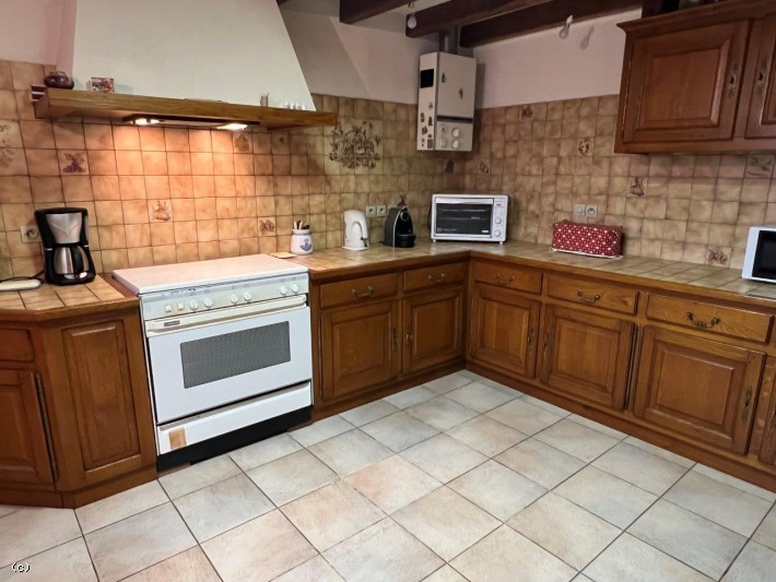 5 bedroom House in Civray, France – r7423