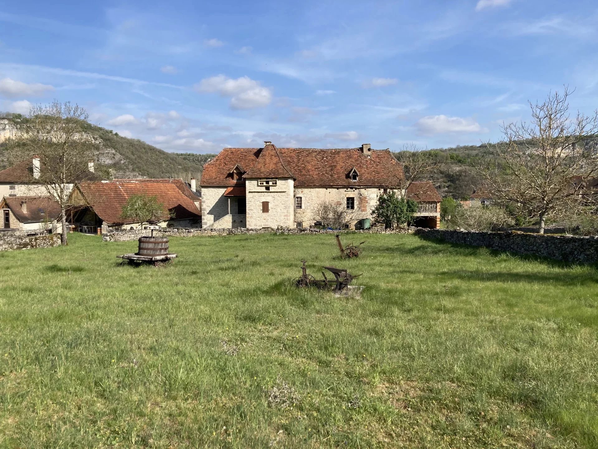 Unique in the Célé valley sector: Magnificent former farm with pigeonnier to renovate completely, set in 1,9 hectares with rural views, Midi-Pyrénées – France – BVI84239