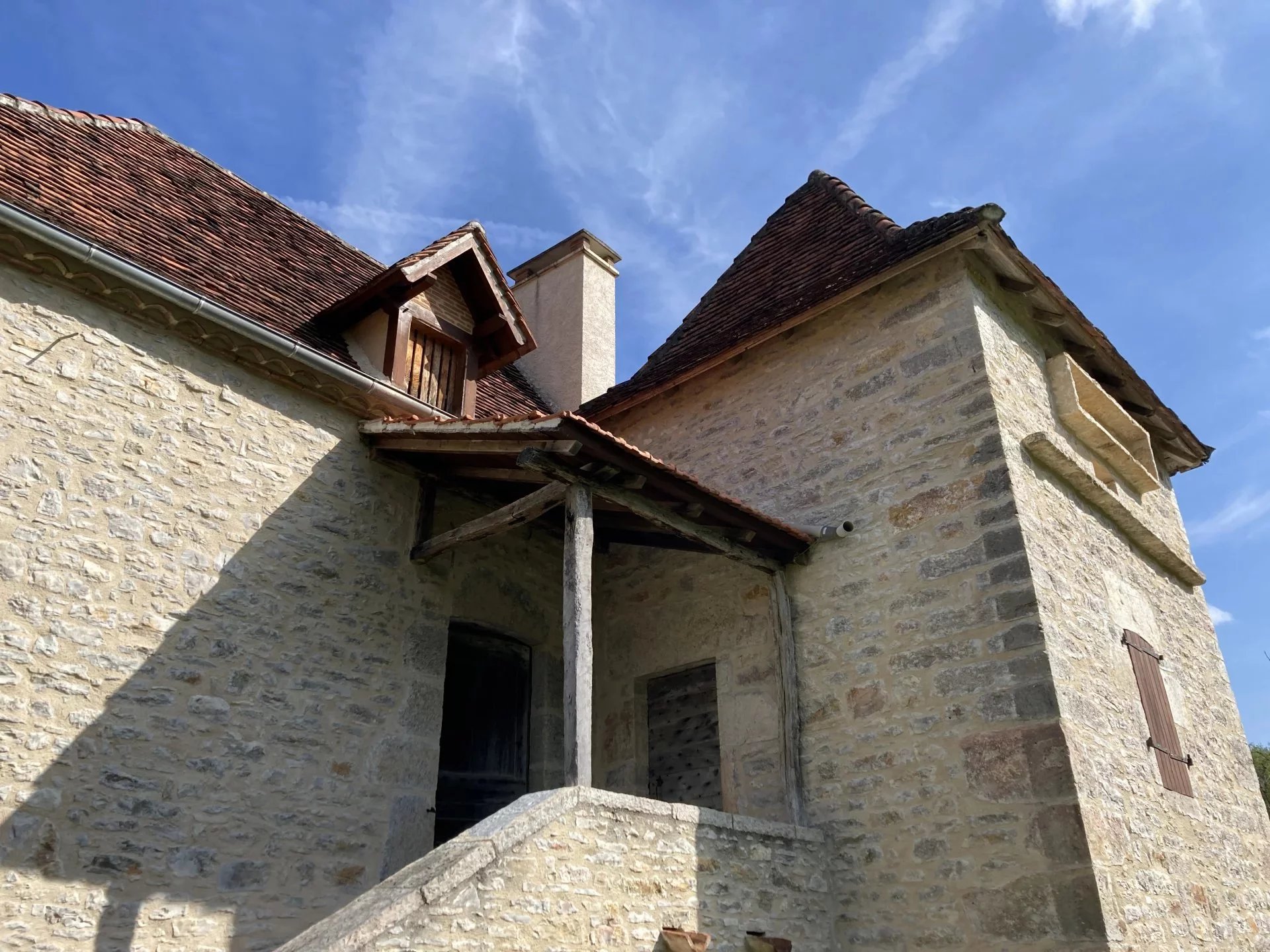 Unique in the Célé valley sector: Magnificent former farm with pigeonnier to renovate completely, set in 1,9 hectares with rural views, Midi-Pyrénées – France – BVI84239