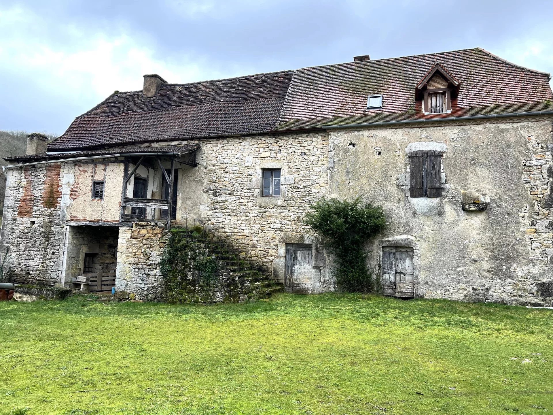 Unique in the Célé valley sector: Magnificent former farm with pigeonnier to renovate completely, set in 1,9 hectares with rural views, Midi-Pyrénées – France – BVI84239