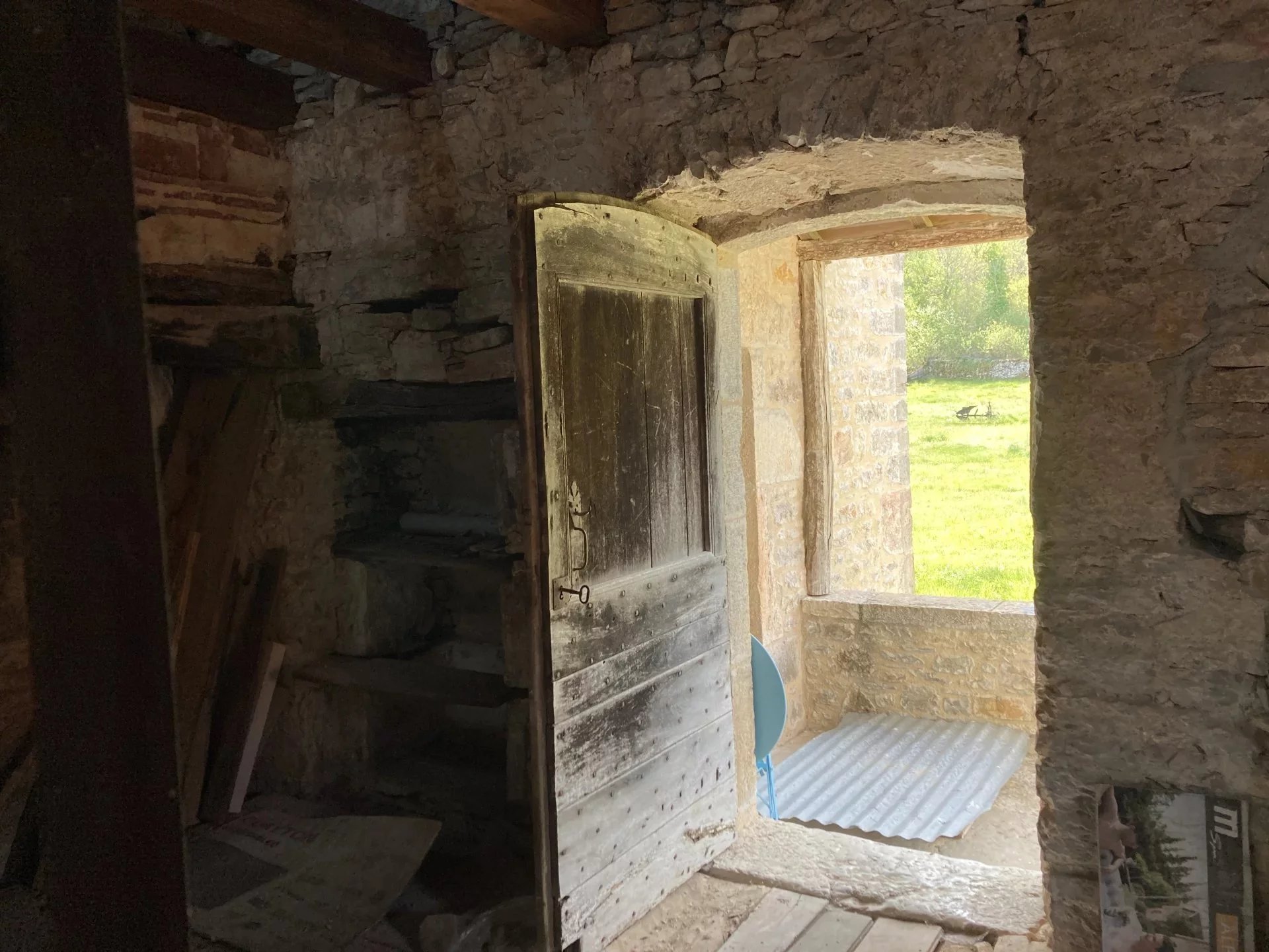 Unique in the Célé valley sector: Magnificent former farm with pigeonnier to renovate completely, set in 1,9 hectares with rural views, Midi-Pyrénées – France – BVI84239