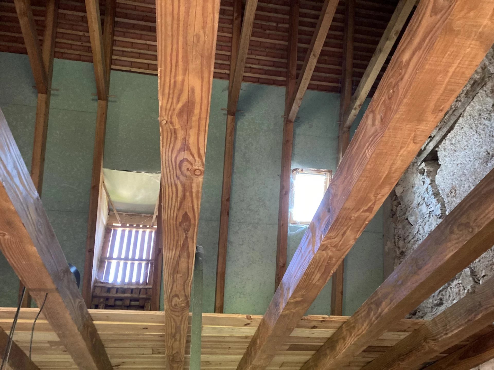 Unique in the Célé valley sector: Magnificent former farm with pigeonnier to renovate completely, set in 1,9 hectares with rural views, Midi-Pyrénées – France – BVI84239