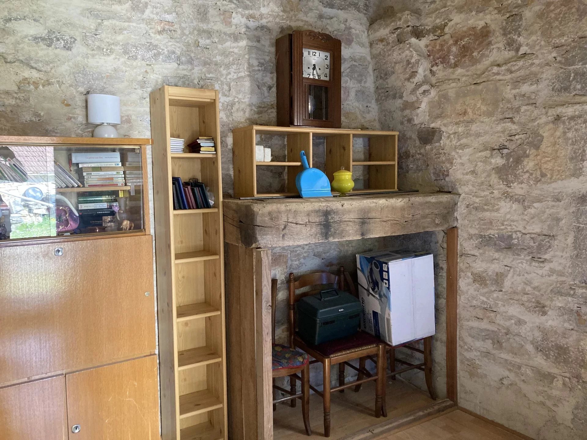 Unique in the Célé valley sector: Magnificent former farm with pigeonnier to renovate completely, set in 1,9 hectares with rural views, Midi-Pyrénées – France – BVI84239