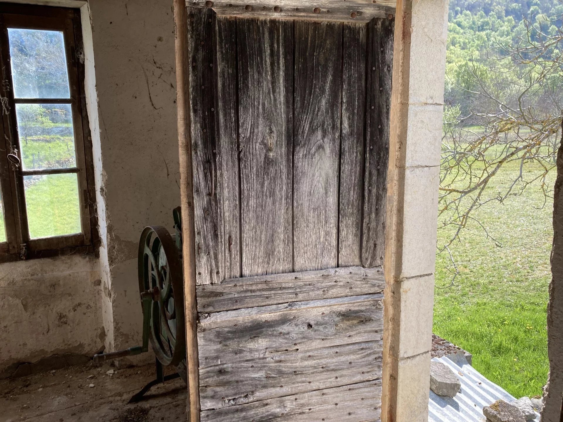 Unique in the Célé valley sector: Magnificent former farm with pigeonnier to renovate completely, set in 1,9 hectares with rural views, Midi-Pyrénées – France – BVI84239