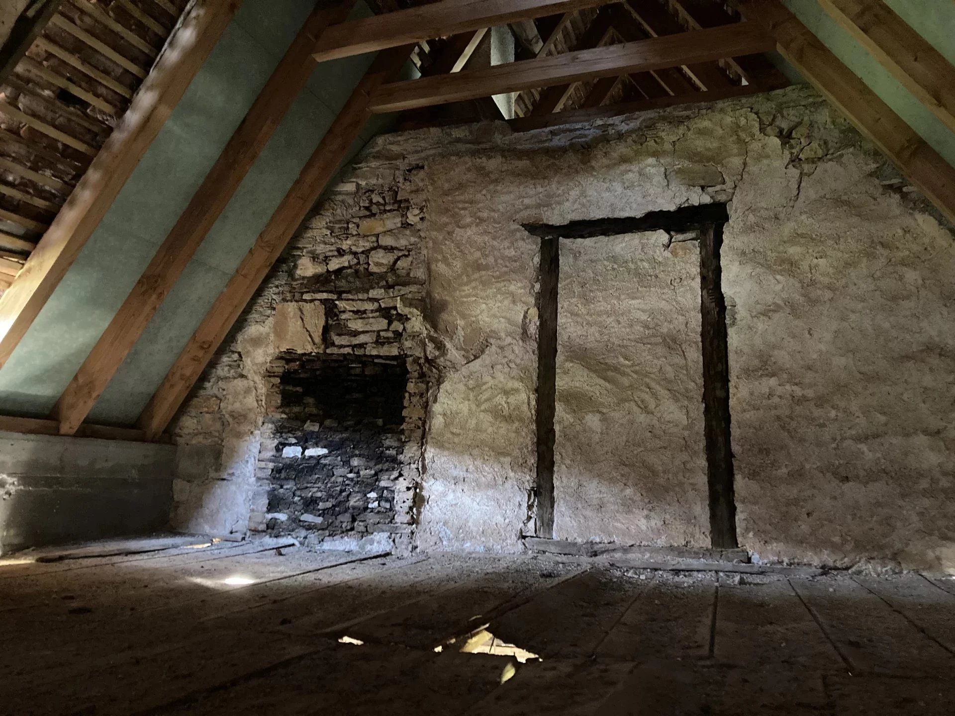 Unique in the Célé valley sector: Magnificent former farm with pigeonnier to renovate completely, set in 1,9 hectares with rural views, Midi-Pyrénées – France – BVI84239