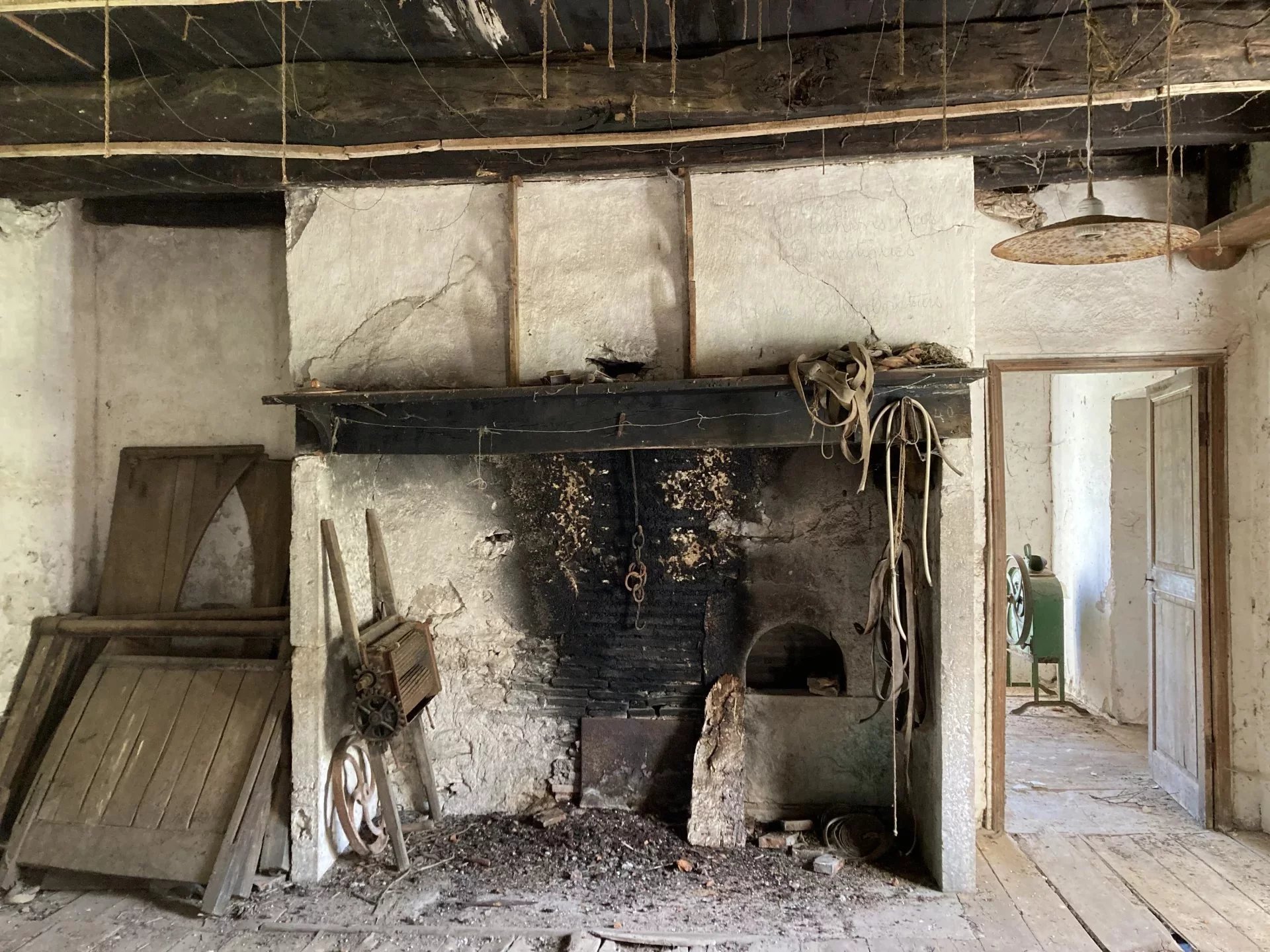 Unique in the Célé valley sector: Magnificent former farm with pigeonnier to renovate completely, set in 1,9 hectares with rural views, Midi-Pyrénées – France – BVI84239