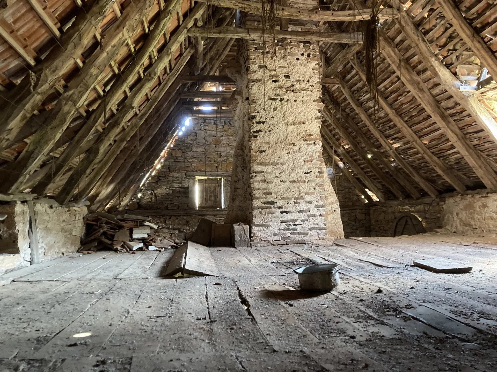 Unique in the Célé valley sector: Magnificent former farm with pigeonnier to renovate completely, set in 1,9 hectares with rural views, Midi-Pyrénées – France – BVI84239