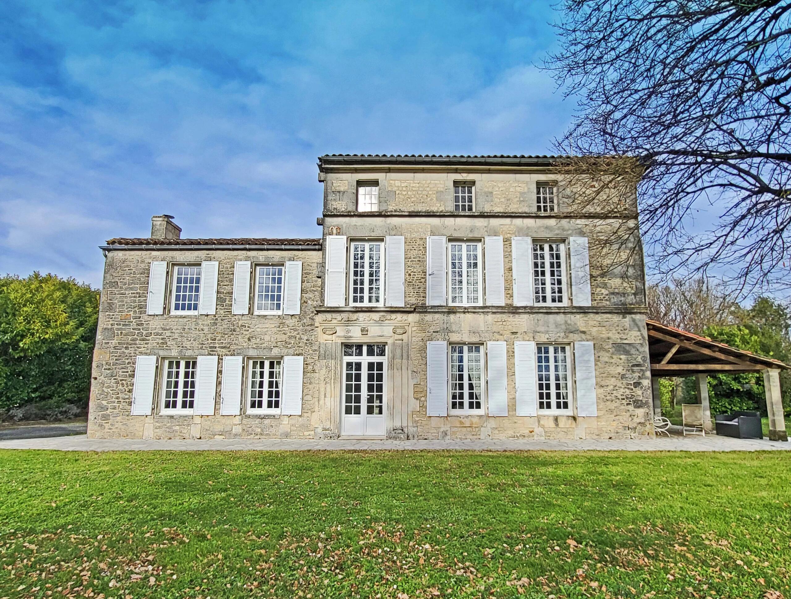 Elegant Charentaise manor house with heated swimming pool, Poitou-Charentes – France – BVI84080