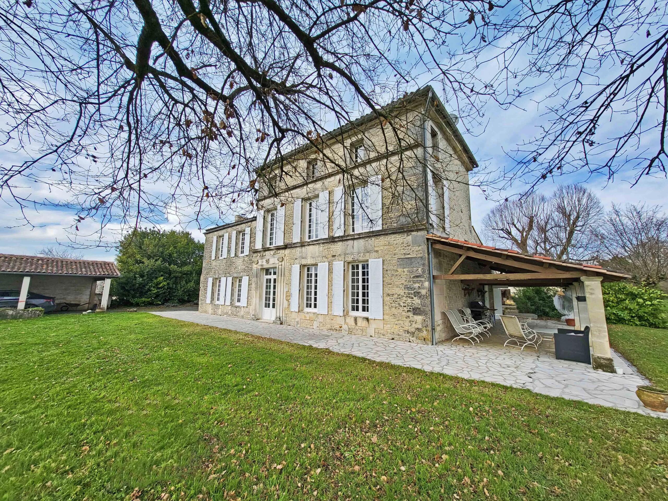 Elegant Charentaise manor house with heated swimming pool, Poitou-Charentes – France – BVI84080