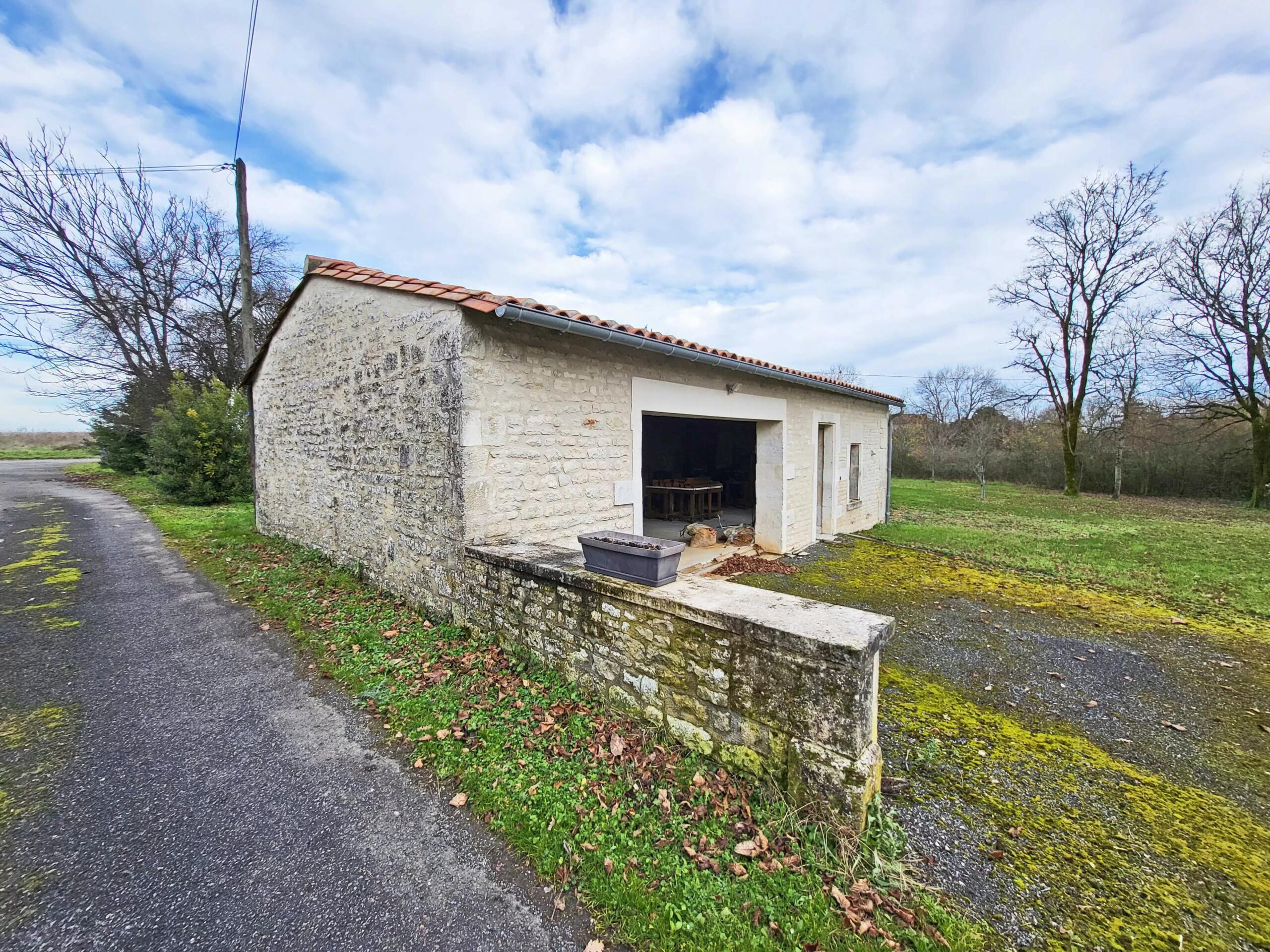 Elegant Charentaise manor house with heated swimming pool, Poitou-Charentes – France – BVI84080