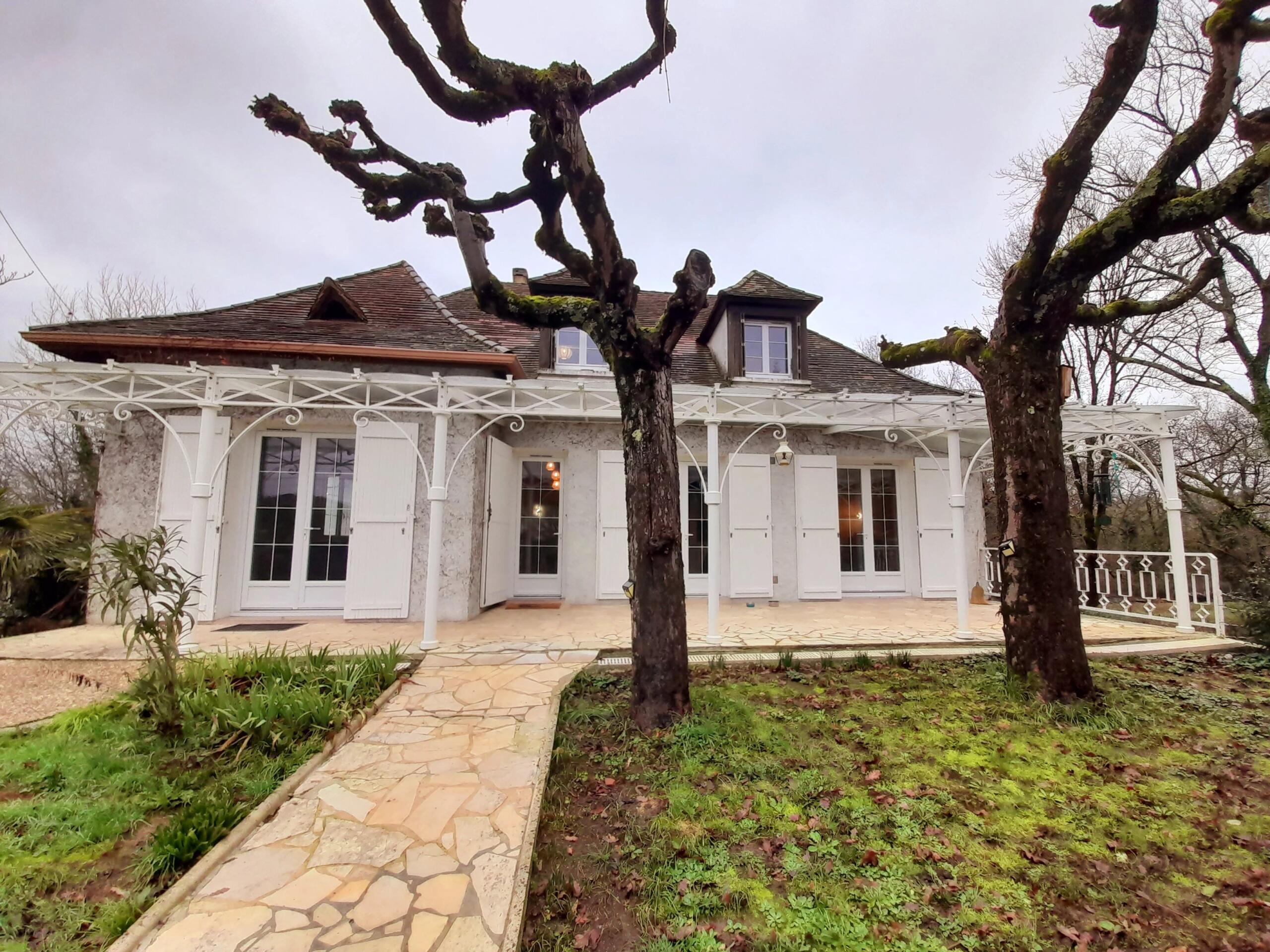 Elegant house with large garden in Bergerac, Aquitaine – France – BVI83135