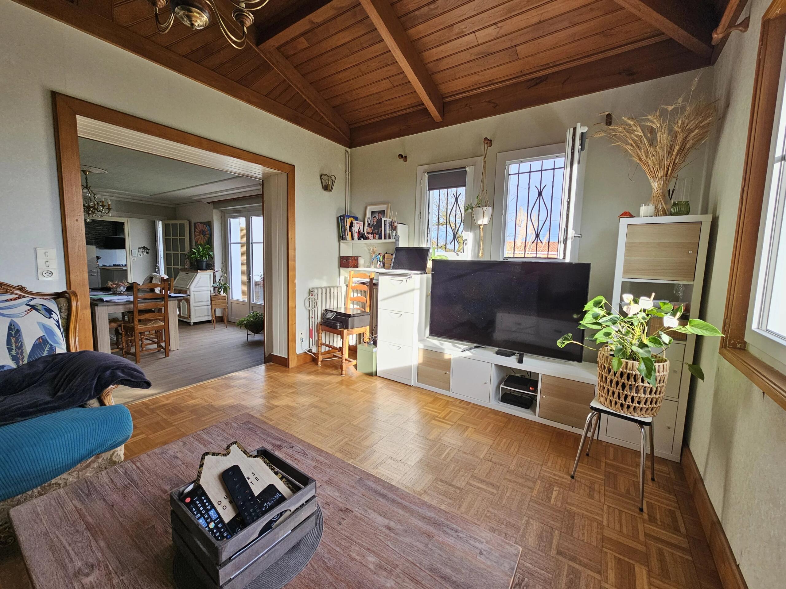 Exclusive gated property with exceptional space and development potential, Aquitaine – France – BVI84141