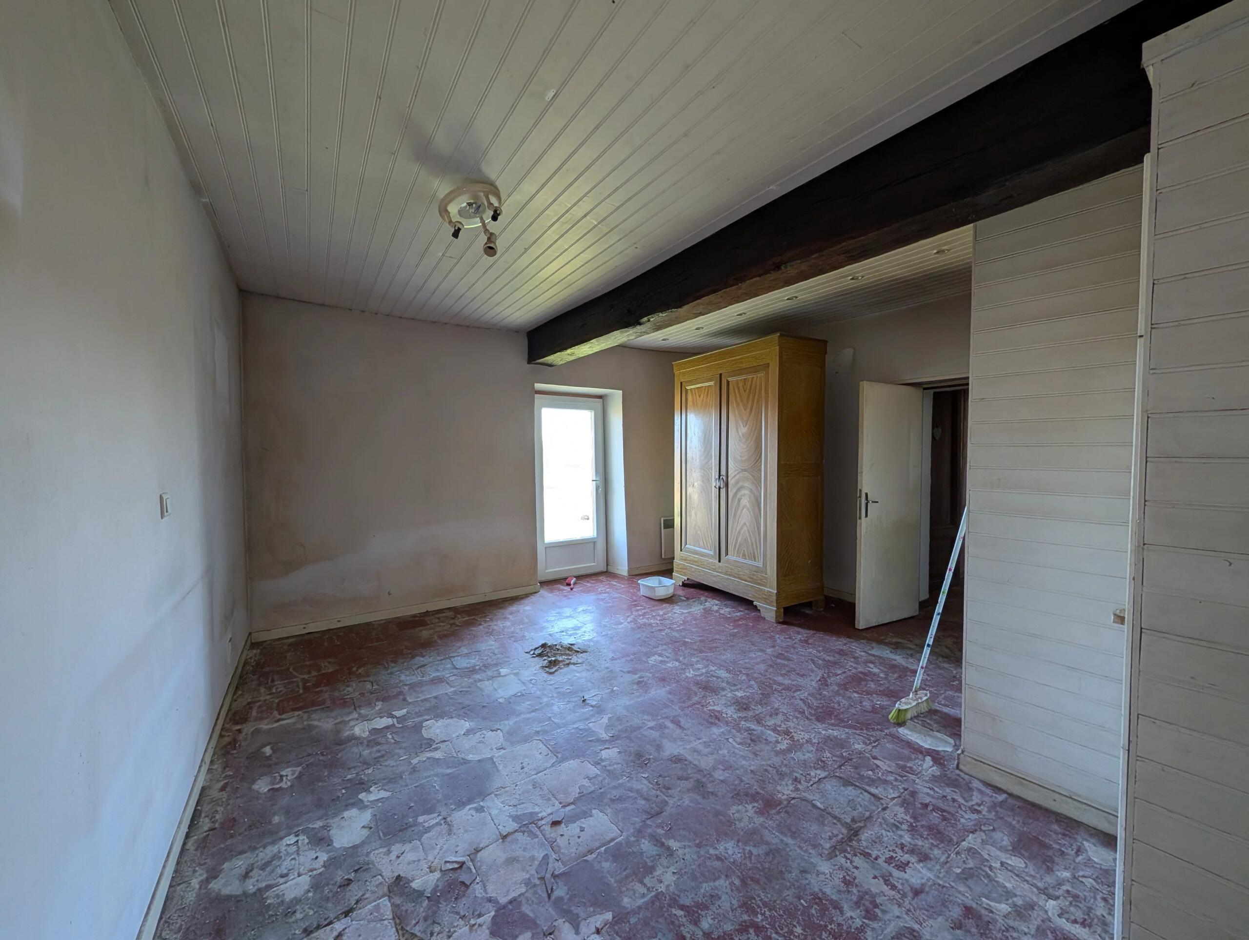 Two bedroom country property with barn and lovely views, Aquitaine – France – BVI84076